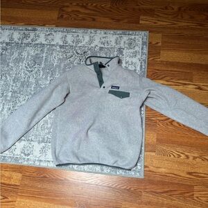 Patagonia Gray Pullover Fleece Sweater with Dark Green Accents